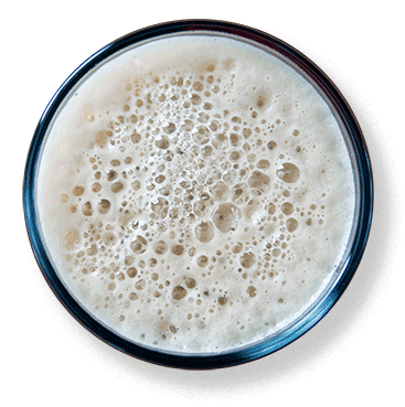 Espuma de cerveza en vaso vista desde arriba
